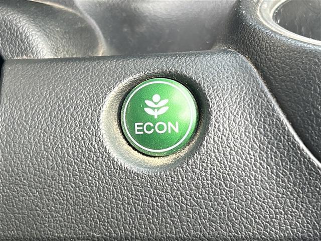 Ｎ－ＢＯＸカスタム Ｇ・Ｌパッケージ　４ＷＤ／禁煙車／純正モニターオーディオ／ＣＤ／ＡＵＸ／エンジンスターター／片側電動ドア／横滑り防止／オートライト／ＨＩＤヘッドライト／フォグライト／プッシュスタート／純正フロアマット（8枚目）