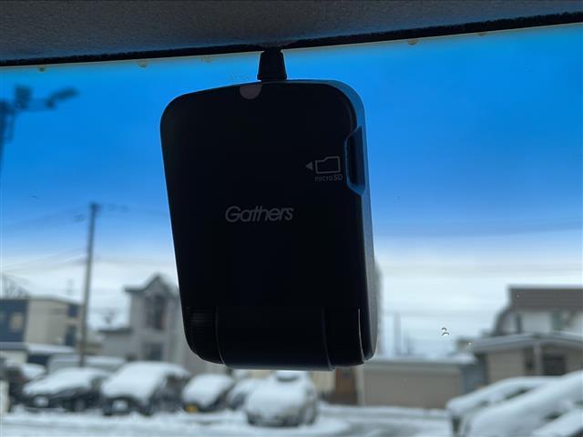 N-BOXカスタム G・ターボLパッケージ 4WD/純正ナビ/バックカメラ/ビルトインETC/純正ドライブレコーダー前方/両側パワースライドドア/オートエアコン/前席シートヒーター/ハーフレザーシート/革巻きステアリング/パドルシフト/クルコン(5枚目)