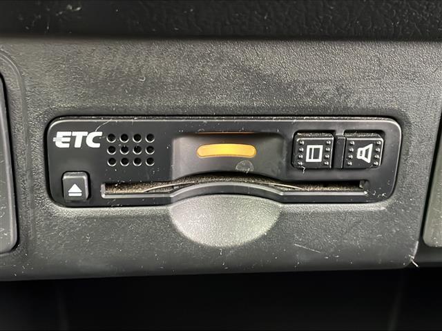 N-BOXカスタム G・ターボLパッケージ 4WD/純正ナビ/バックカメラ/ビルトインETC/純正ドライブレコーダー前方/両側パワースライドドア/オートエアコン/前席シートヒーター/ハーフレザーシート/革巻きステアリング/パドルシフト/クルコン(6枚目)