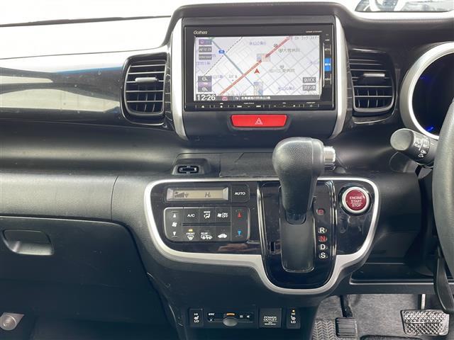 N-BOXカスタム G・ターボLパッケージ 4WD/純正ナビ/バックカメラ/ビルトインETC/純正ドライブレコーダー前方/両側パワースライドドア/オートエアコン/前席シートヒーター/ハーフレザーシート/革巻きステアリング/パドルシフト/クルコン(12枚目)