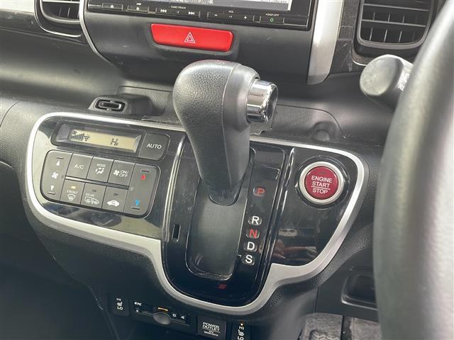 N-BOXカスタム G・ターボLパッケージ 4WD/純正ナビ/バックカメラ/ビルトインETC/純正ドライブレコーダー前方/両側パワースライドドア/オートエアコン/前席シートヒーター/ハーフレザーシート/革巻きステアリング/パドルシフト/クルコン(25枚目)