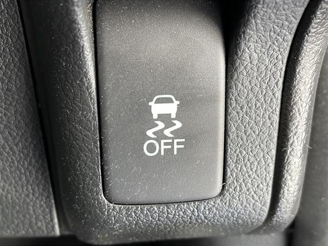 N-BOXカスタム G・ターボLパッケージ 4WD/純正ナビ/バックカメラ/ビルトインETC/純正ドライブレコーダー前方/両側パワースライドドア/オートエアコン/前席シートヒーター/ハーフレザーシート/革巻きステアリング/パドルシフト/クルコン(28枚目)