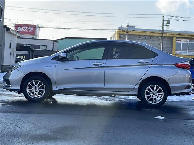 グレイス ハイブリッドＤＸ　寒冷地仕様／社外ナビ／バックカメラ／ミラーヒーター／オートライト／オートハイビーム／レーダークルーズコントロール／前後ドライブレコーダー／４ＷＤ／／ＥＴＣ／レーンキープアシスト／衝突軽減ブレーキ／取説（35枚目）