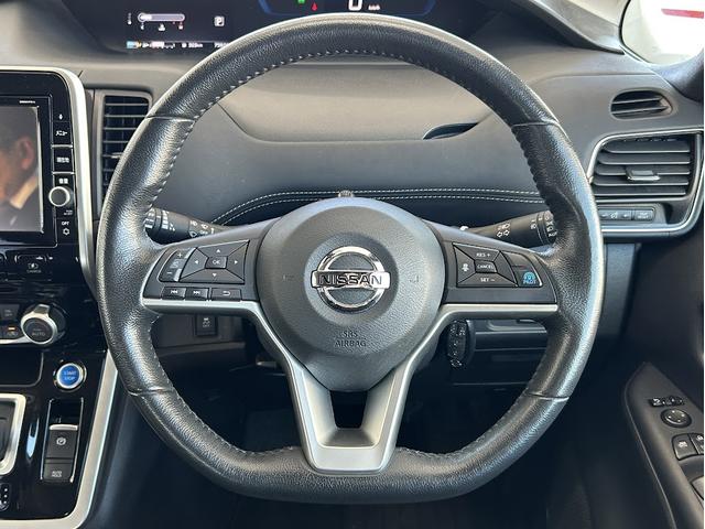 セレナ e-パワー ハイウェイスターV 全方位モニター レーダーCC 前後Pセンサー エマブレ プロパイロット 車線逸脱防止 駐車支援 デジタルルームミラー LEDオートライト 純正9型ナビ 両側パワスラ ビルトインETC 後席用モニター(6枚目)