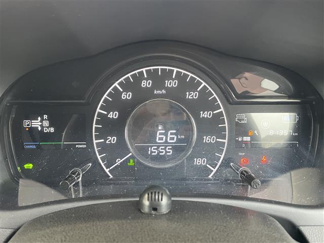 ノート ｅ－パワー　Ｘ　純正ナビ（ＴＶ／Ｂｌｕｅｔｏｏｔｈ／ＣＤ／ＤＶＤ）／全方位カメラ／前方ドライブレコーダー／ＥＴＣ／コーナーセンサー／衝突軽減防止装置／横滑り防止装置／パーキングセンサー／純正フロアマット／スペアキー（6枚目）