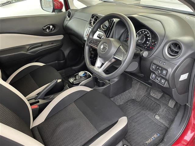 ノート ｅ－パワー　Ｘ　純正ナビ（ＴＶ／Ｂｌｕｅｔｏｏｔｈ／ＣＤ／ＤＶＤ）／全方位カメラ／前方ドライブレコーダー／ＥＴＣ／コーナーセンサー／衝突軽減防止装置／横滑り防止装置／パーキングセンサー／純正フロアマット／スペアキー（23枚目）