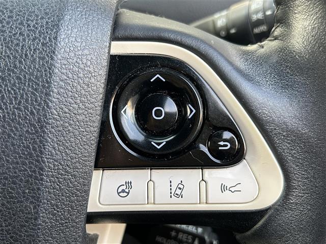 プリウスＰＨＶ Ａレザーパッケージ　ワンオーナー／保証書／オプション１７インチ純正アルミホイール／ブラインドスポットモニター／パーキングアシスト／ステアリングヒーター／ＤＮ席シートヒーター／純正ナビ（ＡＭ／ＦＭ／Ｂｌｕｅｔｏｏｔｈ／ＴＶ（13枚目）