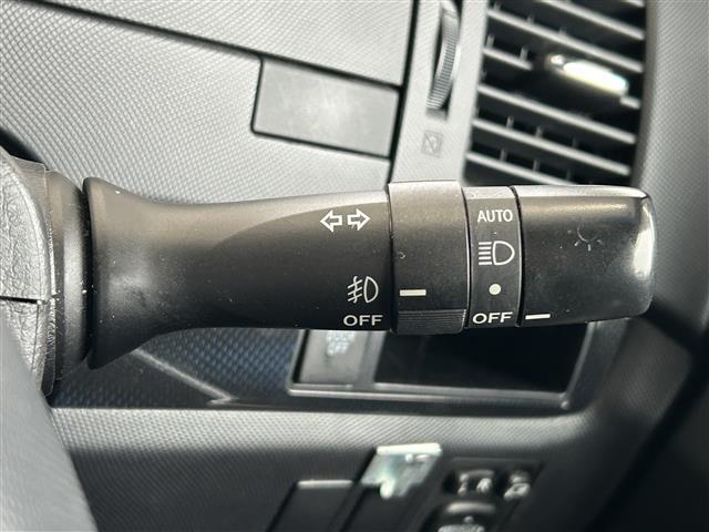 【オートライト（ＡＵＴＯ）】外の明るさをシステムが感知して、自動でヘッドライトが点灯します！ヘッドライトをつけ忘れを防ぐ便利機能です。