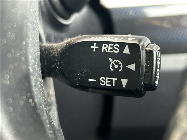 【クルーズコントロール】アクセルを踏まなくても、設定した速度で走行できます。機能には限界があるためご注意ください。