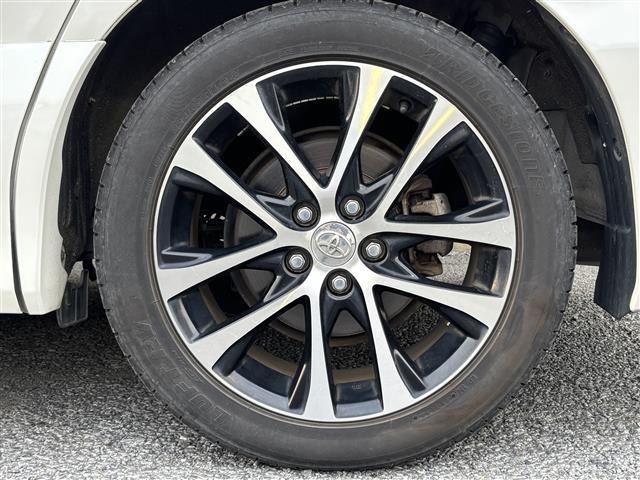 【純正アルミホイール】純正の専用アルミホイールが足元を飾ります！ＩＤＯＭでは、社外アルミホイールや、スタッドレスタイヤも取扱いしております。ぜひご相談ください。