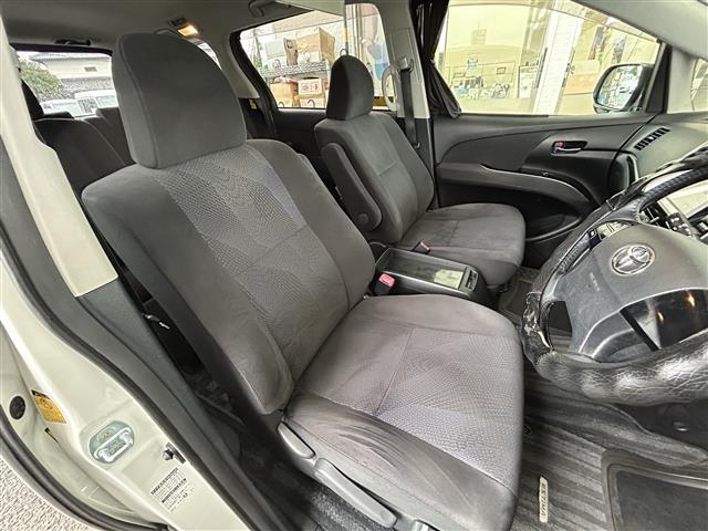 【運転席】座り心地が良いシートなので長時間の運転でも快適にお過ごしいただけます。新品のフロアマットのご注文も可能です。掲載箇所以外にご希望の写真がございましたらお気軽にお問い合わせ下さい。