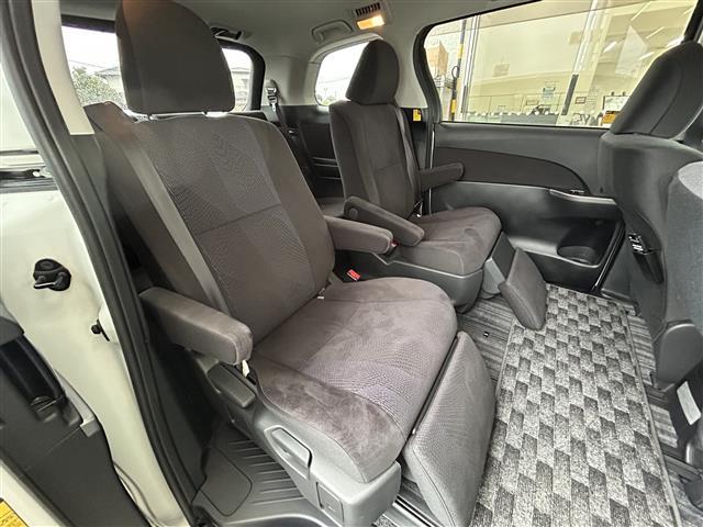 【セカンドシート】２列目もゆったりドライブを楽しめます。掲載箇所以外にご希望の写真がございましたらお気軽にお問い合わせ下さい。フロアマットは汚れが気になる場合は新品のご注文も承ります。