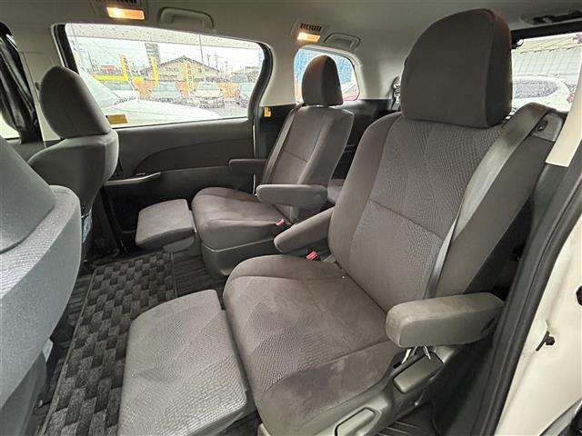 【セカンドシート】２列目もゆったりドライブを楽しめます。掲載箇所以外にご希望の写真がございましたらお気軽にお問い合わせ下さい。フロアマットは汚れが気になる場合は新品のご注文も承ります。