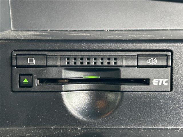 【ＥＴＣ】有料道路を利用する際に料金所で停止することなく通過できる、ＥＴＣ車載器（ノンストップ自動料金収受システム機器）が装備されています。セットアップを行うことで利用可能になります。