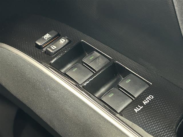 【パワーウインドウ】運転席のスイッチで、各席の窓ガラスの開閉ができます。あると便利ですよね。