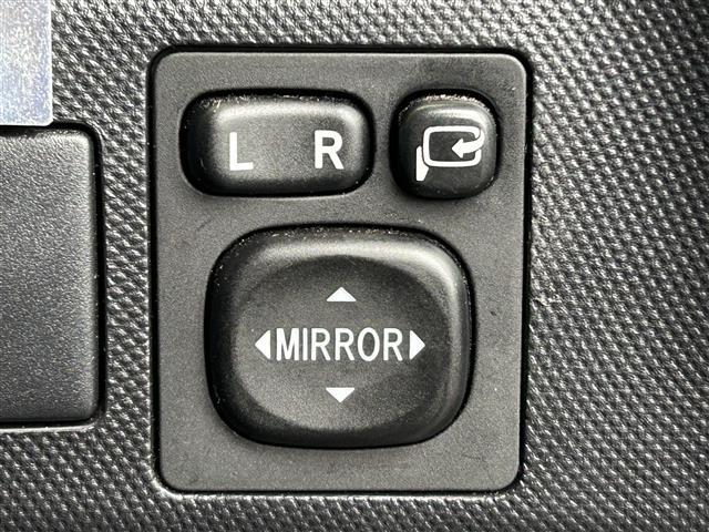 【電動格納ミラー】運転席のスイッチで、ドアミラーの開閉や角度の調整ができます。