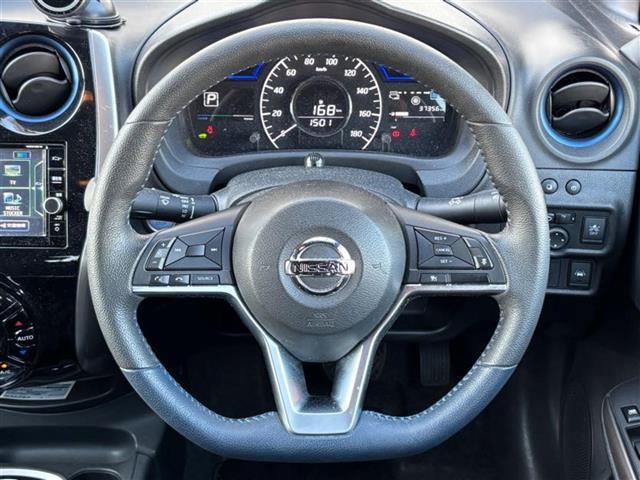 ノート ｅ－パワーオーテック　純正ナビ／フルセグＴＶアラウンドビューモニター／ドライブレコーダー／コーナーセンサー／ＥＴＣ／純正フロアマット／社外アルミホイール／プッシュスタート／ＬＥＤヘッドライト／クルーズコントロール（7枚目）