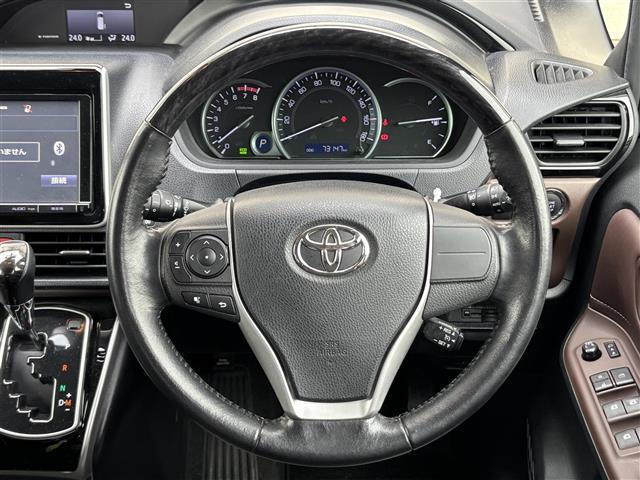 【ステアリング】軽い力で扱いやすいハンドルです。目立つ傷やスレなどなく綺麗な状態です。除菌プランいれていただくとさらに快適に。清潔なお車はお子様にも安心ですね。