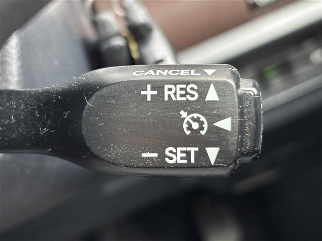 【クルーズコントロール】高速道路や自動車専用道路を走行中にドライバーが設定した速度で、アクセルペダルを踏まなくても、一定の車速で走行してくれます！