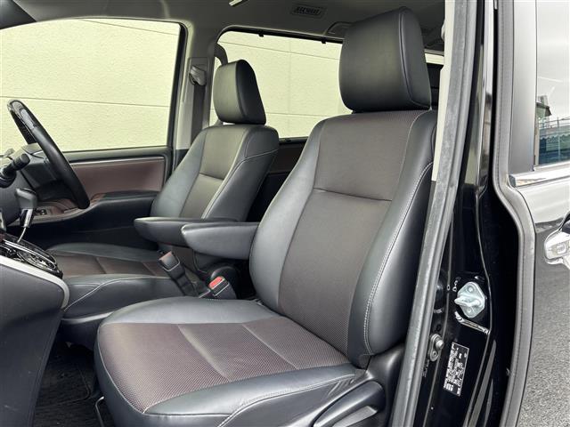 【助手席】きれいな助手席なので家族や友だちに乗ってもらっても安心です。