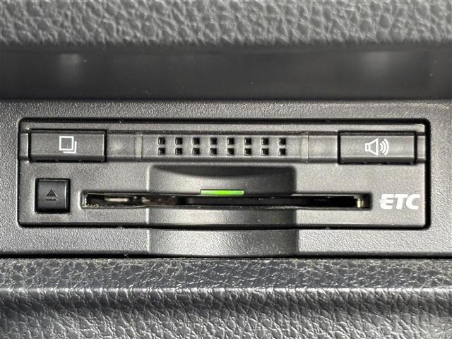 【ＥＴＣ】有料道路を利用する際に料金所で停止することなく通過できる、ＥＴＣ車載器（ノンストップ自動料金収受システム機器）が装備されています。セットアップを行うことで利用可能になります。
