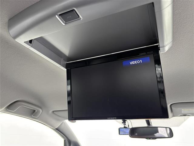 【後席モニター（フリップダウンモニター）】後部座席からも、ＤＶＤや映画・ライブ映像など様々な動画が楽しめドライブが退屈しません！※機種によって接続できる映像が異なります。