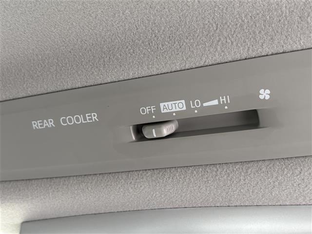 【Ｗエアコン（後席エアコン）】エアコンが前席に加え、後部座席用にも独立して設置されていており、暑い夏でも寒い冬でも、車内に快適な空気を届けるので、いつでも快適な車内空間を創り上げます！