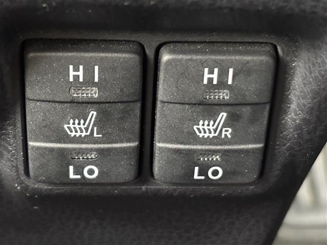 【快適温熱シート（シートヒーター）】寒い日はもちろん、夏の冷房中にも効果を発揮します。長時間座っていると負担のかかりやすい背中や腰、寒い日に冷えやすい脚部を暖めます！温度調節機能もあります。