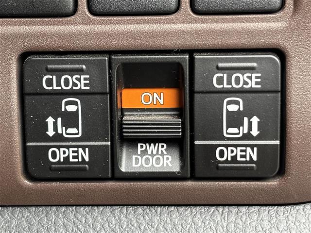 【両側パワースライドドア】小さなお子さまでもボタン一つで乗り降りラクラクです！両手に荷物を抱えている状態でもボタンを押せば自動で開閉するので、お買い物やお出かけの際にはとっても重宝します。