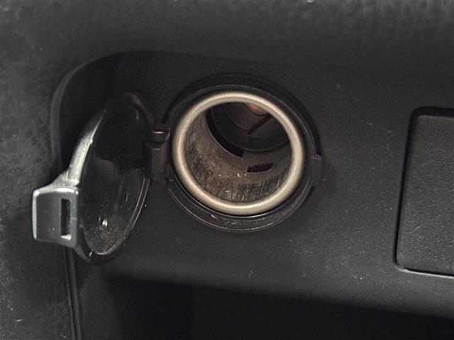 【アクセサリーソケット（電源ソケット）】電源からケーブルをつなげば、スマートフォンなどの電子機器の充電などを行うことができます。ゲーム機器や、カメラの充電にも便利ですね。