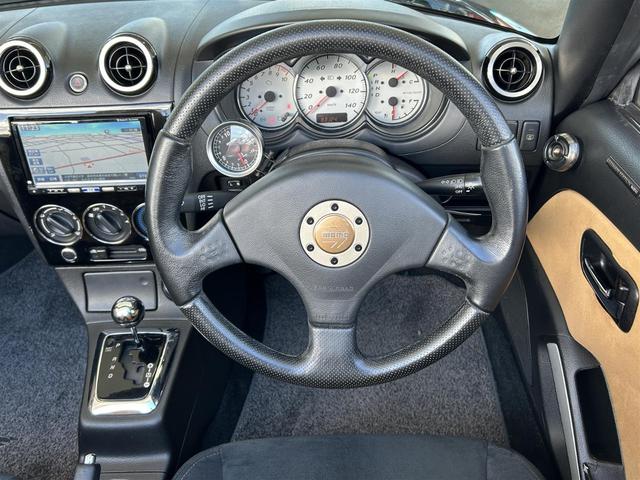 【革巻きステアリング】本革仕様で高級感あふれるハンドルです。使えば使うほど味が出てくるので段々と愛着が湧いてくるのはレザー素材ならではです！