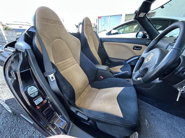 【運転席】座り心地が良いシートなので長時間の運転でも快適にお過ごしいただけます。新品のフロアマットのご注文も可能です。掲載箇所以外にご希望の写真がございましたらお気軽にお問い合わせ下さい。