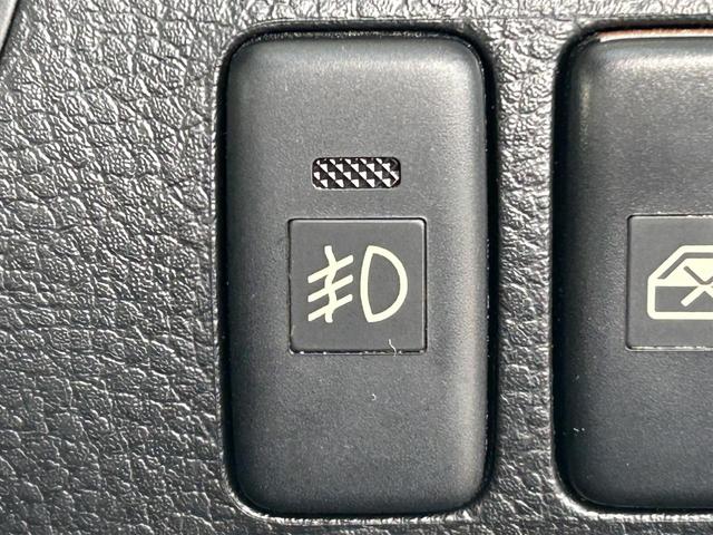 【フォグランプ（霧除けランプ／霧灯）】下方向（路面）を広く照らすライトです！霧や大雨による悪天候の中でも、光の乱反射を防いで視界をサポートします。車の接近を周囲に知らせる警告光の役割もあります。