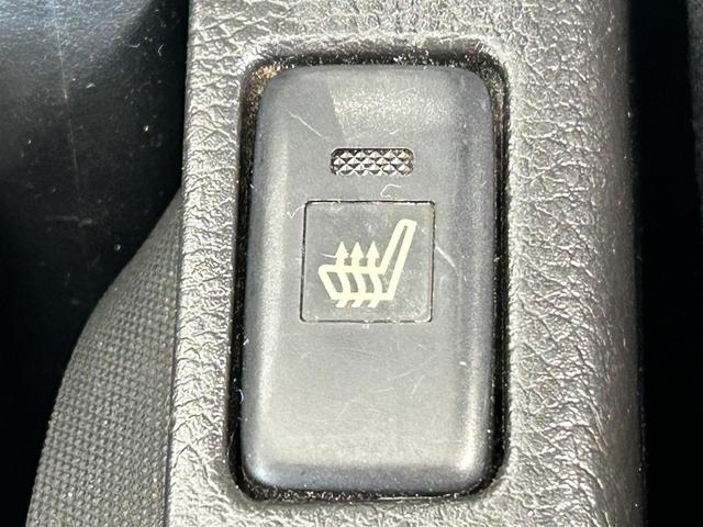 【シートヒーター】シートを温めてくれる暖房機器です！長時間座っていると負担が掛かりやすい背中や腰、または冬場などの寒い日に冷えやすい脚部に快適なぬくもりを伝えます。