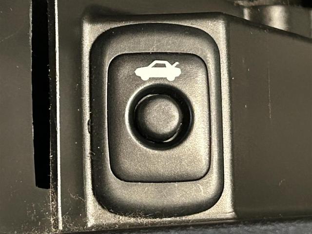 【電動リアゲート】荷物を抱えた状態でもリアゲートの開閉が可能です！お買い物時やアウトドアの際に役立ちますね。