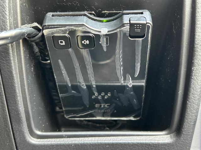 【ＥＴＣ】有料道路を利用する際に料金所で停止することなく通過できる、ＥＴＣ車載器（ノンストップ自動料金収受システム機器）が装備されています。セットアップを行うことで利用可能になります。