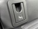 【ISOFIX】アイソフィックスはチルドシートを差し込むだけ!金具で固定されます。シートベルトを使用しないので簡単かつ安全にチャイルドシートを固定することができます!女性でも簡単に装着できます♪