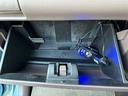 【グローブボックス】大容量のグローブボックスです。車検証ケース他、日頃使う小物類の収納スペースもたくさんあります。／／