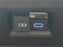 【アクセサリーソケット(電源ソケット)】電源からケーブルをつなげば、スマートフォンなどの電子機器の充電などを行うことができます!ゲーム機器や、カメラの充電にも便利ですね。