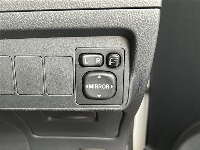 カローラフィールダー １．５Ｘ　エアロツアラー　純正ナビ　フルセグＴＶ　バックカメラ　ＥＴＣ　オートライト　盗難防止装置　純正ＬＥＤルームランプ　純正フットランプ　純正ドアバイザー　フロアマット　社外１５インチＡＷ　スペアキー　リモコンキー（21枚目）