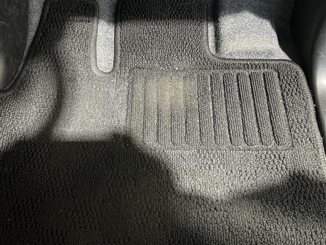 スペーシア ハイブリッドＧ　ＣＤ／ＣＤチェンジャー　両側スライドドア　純正フロアマット　純正ドアバイザー　横滑り防止装置　盗難防止装置　オートライト　アイドリングストップ　ベンチシート　スマートキー　スペアキー　冬タイヤ×４（8枚目）