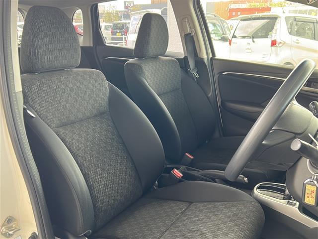 フィット １３Ｇ・Ｆパッケージ　社外メモリナビ（ＡＶＩＣ－ＲＺ３３）（ＵＳＢ／ＳＤ／ＴＶ／ＤＶＤ／ＣＤ）／バックカメラ／前方ドライブレコーダー／ＥＴＣ／ＬＥＤヘッドライト／スマートキー／スペアキー／フロアマット／ＥＣＯＮ（4枚目）