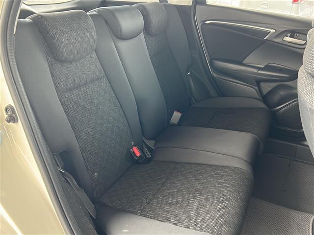 フィット １３Ｇ・Ｆパッケージ　社外メモリナビ（ＡＶＩＣ－ＲＺ３３）（ＵＳＢ／ＳＤ／ＴＶ／ＤＶＤ／ＣＤ）／バックカメラ／前方ドライブレコーダー／ＥＴＣ／ＬＥＤヘッドライト／スマートキー／スペアキー／フロアマット／ＥＣＯＮ（5枚目）