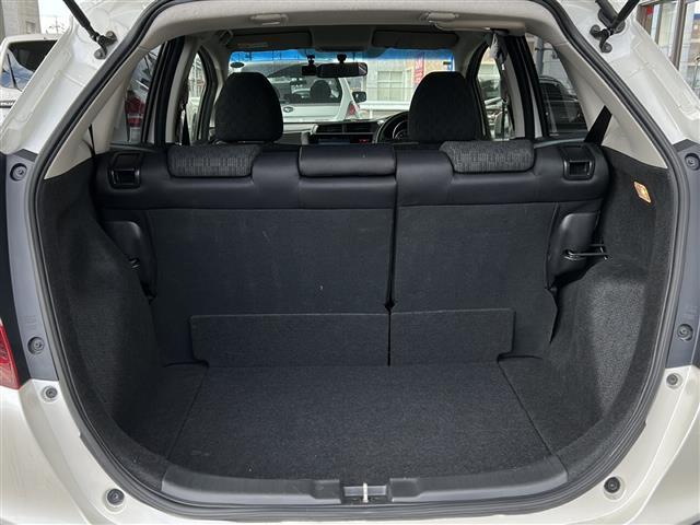 フィット １３Ｇ・Ｆパッケージ　社外メモリナビ（ＡＶＩＣ－ＲＺ３３）（ＵＳＢ／ＳＤ／ＴＶ／ＤＶＤ／ＣＤ）／バックカメラ／前方ドライブレコーダー／ＥＴＣ／ＬＥＤヘッドライト／スマートキー／スペアキー／フロアマット／ＥＣＯＮ（6枚目）