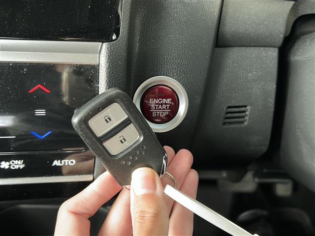 フィット １３Ｇ・Ｆパッケージ　社外メモリナビ（ＡＶＩＣ－ＲＺ３３）（ＵＳＢ／ＳＤ／ＴＶ／ＤＶＤ／ＣＤ）／バックカメラ／前方ドライブレコーダー／ＥＴＣ／ＬＥＤヘッドライト／スマートキー／スペアキー／フロアマット／ＥＣＯＮ（20枚目）