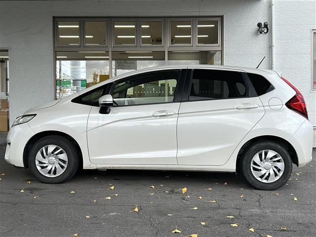 フィット １３Ｇ・Ｆパッケージ　社外メモリナビ（ＡＶＩＣ－ＲＺ３３）（ＵＳＢ／ＳＤ／ＴＶ／ＤＶＤ／ＣＤ）／バックカメラ／前方ドライブレコーダー／ＥＴＣ／ＬＥＤヘッドライト／スマートキー／スペアキー／フロアマット／ＥＣＯＮ（32枚目）