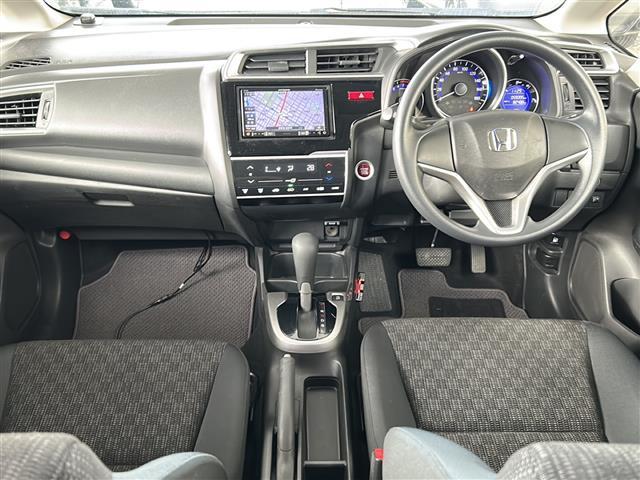 フィット １３Ｇ・Ｆパッケージ　社外メモリナビ（ＡＶＩＣ－ＲＺ３３）（ＵＳＢ／ＳＤ／ＴＶ／ＤＶＤ／ＣＤ）／バックカメラ／前方ドライブレコーダー／ＥＴＣ／ＬＥＤヘッドライト／スマートキー／スペアキー／フロアマット／ＥＣＯＮ（42枚目）