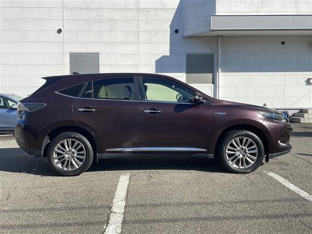 ハリアーハイブリッド プレミアム　ワンオーナー　純正ナビ　フルセグ　クルコン　バックカメラ　ＥＴＣ　純正１８ＡＷ　コーナーセンサー　パワーバックドア　ハーフレザーシート　ＬＥＤライト　ＬＥＤフォグ　パワーシート　スマートキー（7枚目）