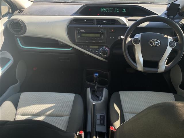 アクア S 取扱説明書 保証書 記録簿 ワンオーナー CD AUX 純正フロアマット オートエアコン 横滑り防止装置 電動格納ミラー 禁煙車(2枚目)