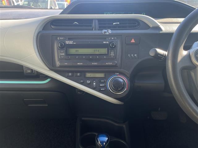 アクア S 取扱説明書 保証書 記録簿 ワンオーナー CD AUX 純正フロアマット オートエアコン 横滑り防止装置 電動格納ミラー 禁煙車(7枚目)